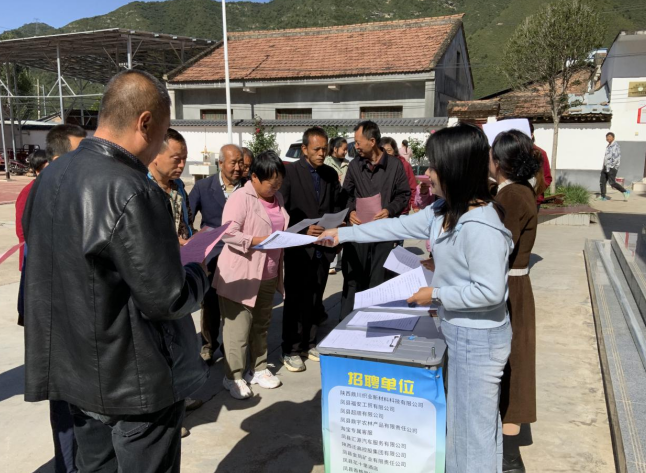 宝鸡市凤县 “微招聘” 进课堂 把岗位送到技能学员家门口