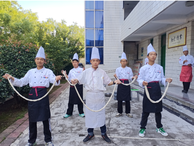 宝鸡郡智技工学校烹饪技能展示：青春技艺弘扬饮食文化
