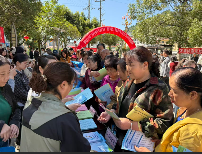 汉中市佛坪县秋招搭 “连心桥”：岗位精准送上门 就业服务暖民心