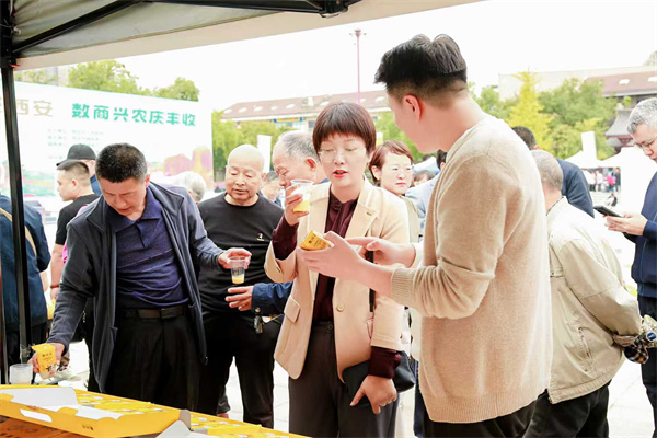 数字赋能田间旺 硕果累累庆丰年   西安市开启“数商兴农庆丰收” 活动