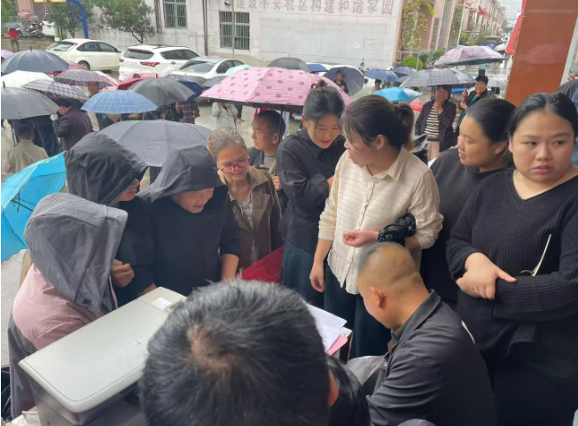 山阳县户家塬镇举办金秋招聘会 1500 个岗位促劳动力转移就业