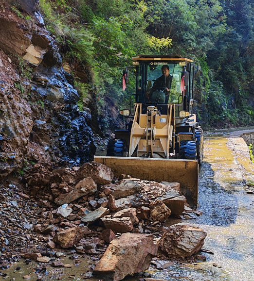商洛市丹凤县竹林关镇东楼村：迅速清理塌方危石 保障道路安全通畅