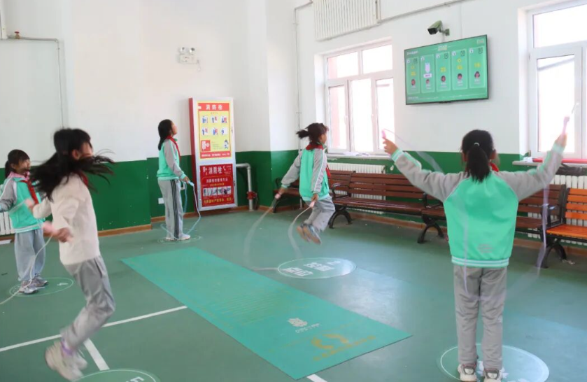 喜迎国庆智竞未来——泾源县第四小学首届AI智慧体育学生田径运动会举行