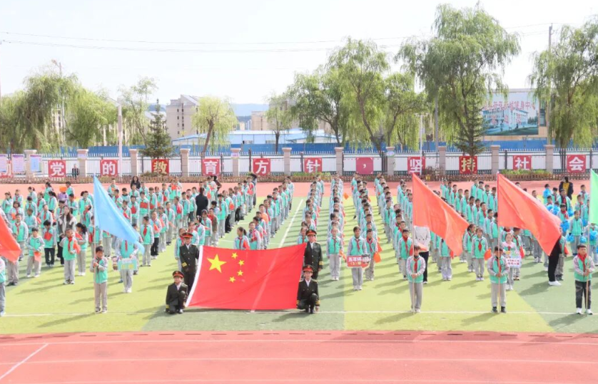 喜迎国庆智竞未来——泾源县第四小学首届AI智慧体育学生田径运动会举行