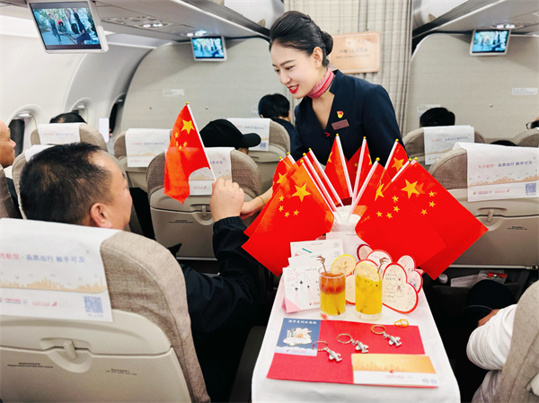 国庆高空添喜庆 东航西北分公司“锦绣中华”主题航班传递家国温情