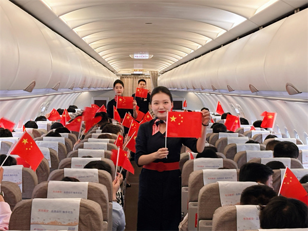 国庆高空添喜庆 东航西北分公司“锦绣中华”主题航班传递家国温情
