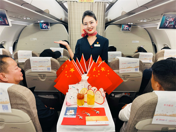 国庆高空添喜庆 东航西北分公司“锦绣中华”主题航班传递家国温情