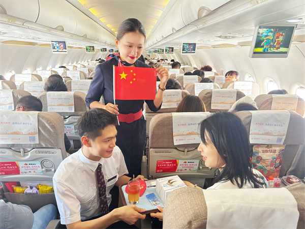 国庆高空添喜庆 东航西北分公司“锦绣中华”主题航班传递家国温情